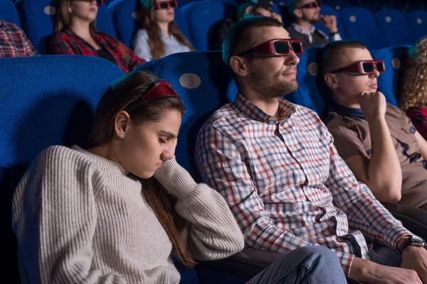 19歳から30歳までの異なる性別の若者の一般的な計画 退屈な映画を見ながら人々は眠る Z世代 Y世代 ミレニアル世代 映画を見る前に休憩 映画を見るときの休憩 映画への中毒 — ストック写真