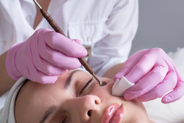 Close Mãos Médico Cosmetologista Profissional Usando Uma Ferramenta Realiza Limpeza — Fotografia de Stock