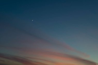 Günbatımı güneş manzarası, mavi gökyüzü dokusu, gradyan gökyüzü, boş, desen, kopyalama alanı, yıldızlı gökyüzü, ay, ay, gün batımı dokusu yaz gökyüzü, manzara.