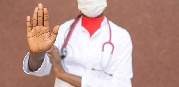 Coronavirus Stop Concept Afro Amerikaanse Meisjesdokter Met Een Beschermend Masker — Stockfoto