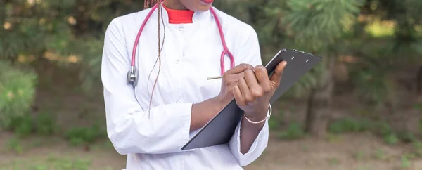 Doctora Afroamericana Veintisiete Años Con Una Bata Blanca Fonendoscopio Escribe — Foto de Stock