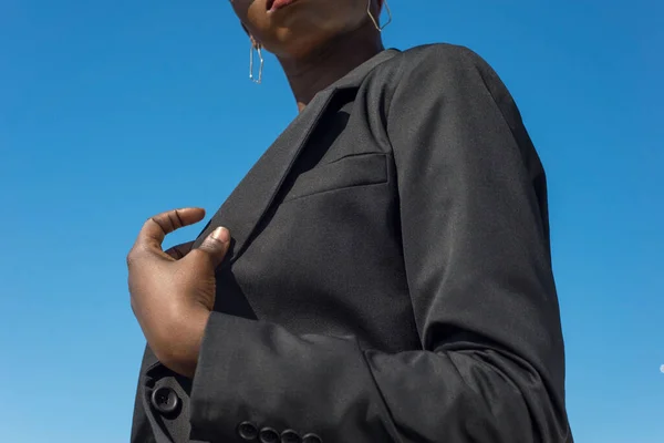 Młoda Afrykańska Modna Kobieta Biznesu Biznesowej Czarnej Marynarce Spodniach Pozująca — Zdjęcie stockowe