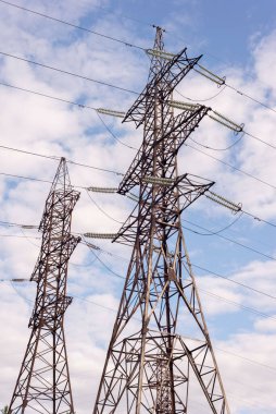 Yüksek voltaj sonrası yüksek gerilim kule genel planı, şehir elektriğine canlı kablolar, elektrik, güç kaynağı, bulutlu bir gökyüzünün arka planına karşı