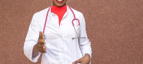 Giovane Medico Ragazza Dalla Pelle Nera Cappotto Bianco Tende Mano — Foto Stock