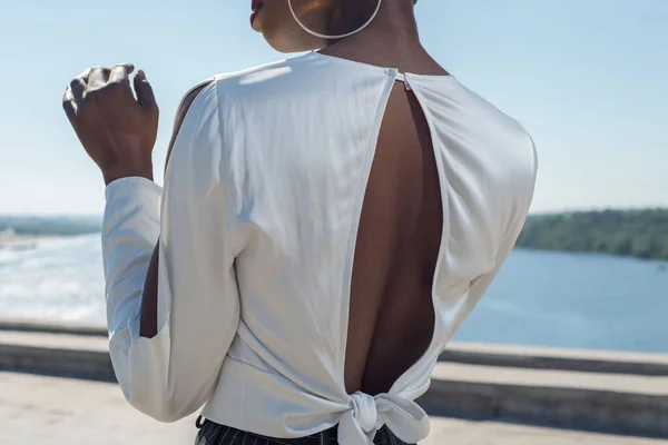 Moda Menina Negra Africana Vestido Branco Modelo Posando Fundo Céu — Fotografia de Stock