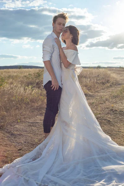 Giovane Coppia Sposi Abito Sposa Abito Bianco Nel Campo Sullo — Foto Stock