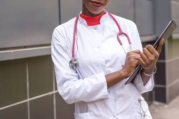 Doctora Afroamericana Veintisiete Años Con Una Bata Blanca Fonendoscopio Escribe — Foto de Stock
