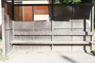 Kirli otobüs durağı boyayla boyanmış. Terk edilmiş istasyon, ahşap durak, bank otobüs durağı.