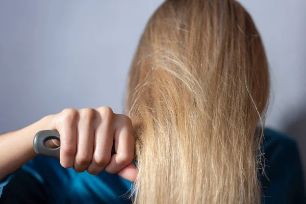 Close Uma Menina Loira Pentear Cabelo Depois Tingir Lavar Cabeça — Fotografia de Stock