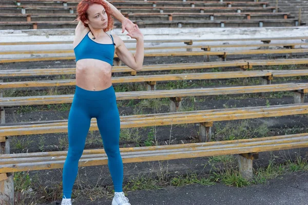 Porträt Einer Rothaarigen Athletin Jahre Alt Türkisfarbener Sportuniform Beim Aufwärmen — Stockfoto