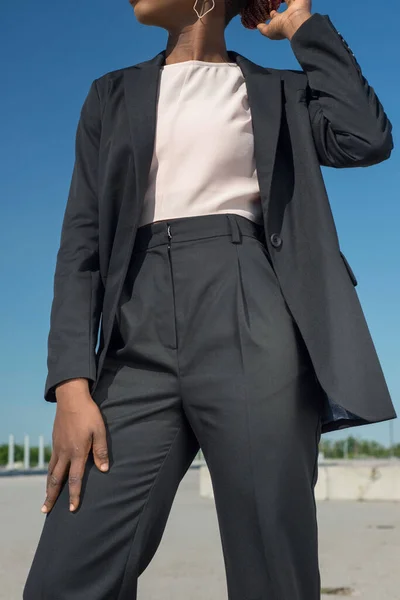 Mladá Africká Módní Obchodnice Černém Obleku Kalhotách Které Představují Detaily — Stock fotografie