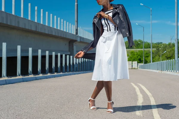 Modelo Moda Africana Chaqueta Cuero Negro Vestido Blanco Posando Sobre — Foto de Stock