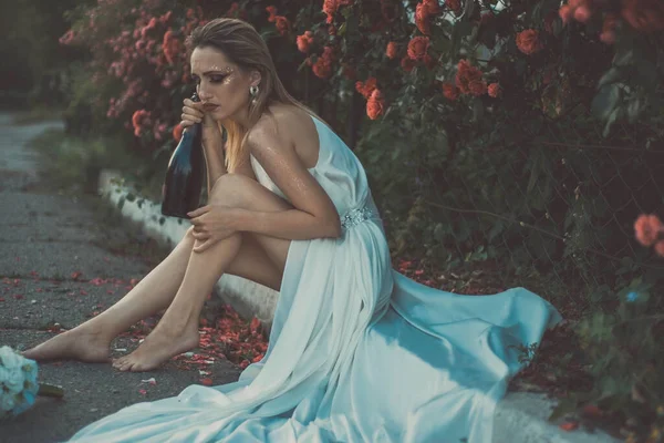 Noiva Solitária Jogado Dia Casamento Beber Álcool Uma Garrafa Sentado — Fotografia de Stock