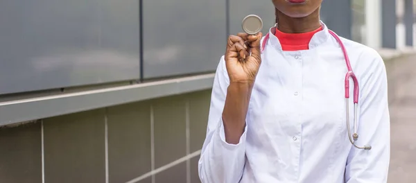 Primer Plano Mano Doctora Afroamericana Con Membrana Del Fonendoscopio Auscultatorio — Foto de Stock