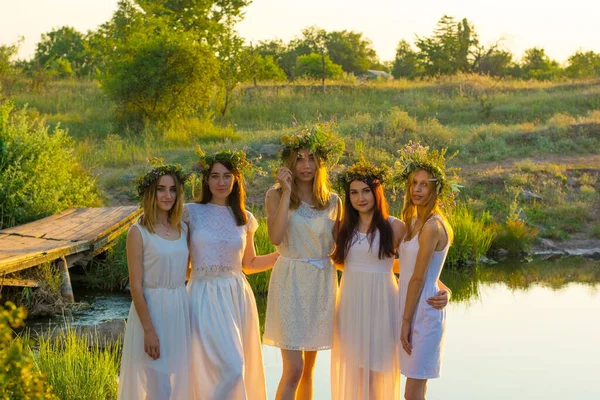 Μια Ομάδα Νεαρών Κοριτσιών Ετών Λευκά Φορέματα Στεφάνια Λουλουδιών Αγκαλιασμένα — Φωτογραφία Αρχείου