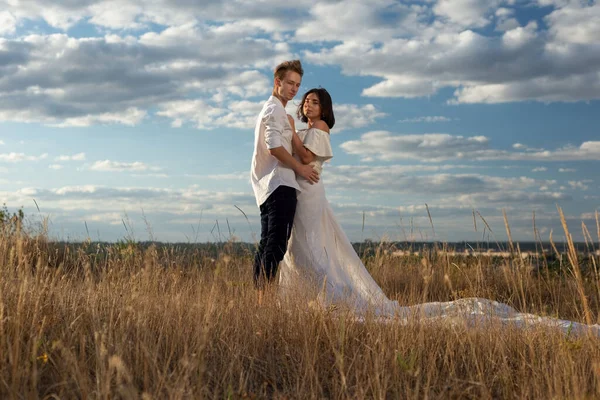 Giovane Coppia Sposi Abito Sposa Abito Bianco Nel Campo Sullo — Foto Stock