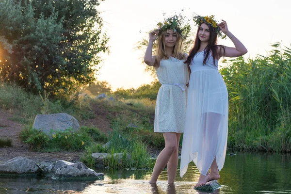 Δύο Φιλενάδες Νεαρά Κορίτσια Λευκά Φορέματα Και Στεφάνια Λουλουδιών Στα — Φωτογραφία Αρχείου