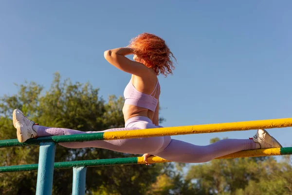 Junge Sportlerin Dehnt Beinmuskeln Bevor Sie Sport Macht Draußen Training — Stockfoto