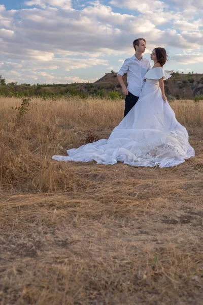 Giovane Coppia Sposi Ragazzo Una Ragazza Abito Bianco Piedi Campo — Foto Stock