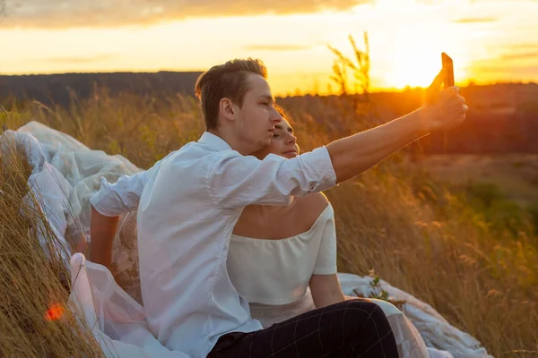 Retrato Jovem Casal Geração Cara Faz Uma Selfie Com Uma — Fotografia de Stock