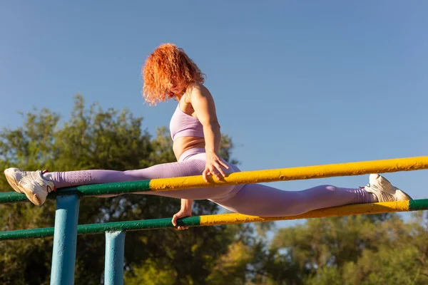 Junge Sportlerin Dehnt Beinmuskeln Bevor Sie Sport Macht Draußen Training — Stockfoto
