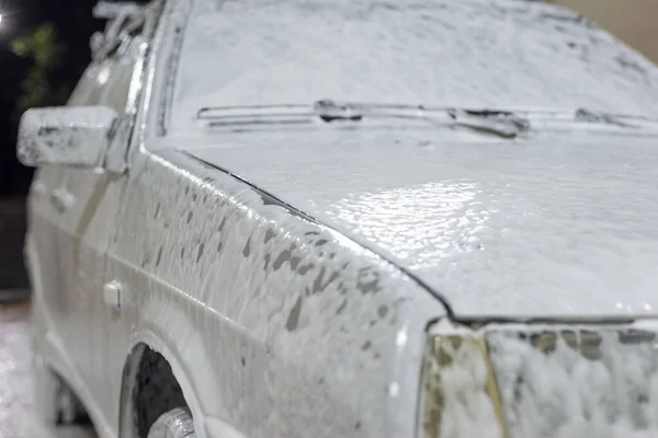 Αυτοκίνητο Αφρό Στο Πλυντήριο Αυτοκινήτων Βρώμικο Αυτοκίνητο Μετά Την Επεξεργασία — Φωτογραφία Αρχείου