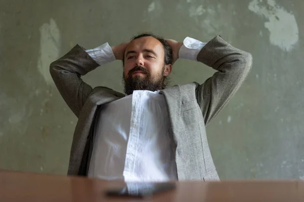 Jonge Gelukkige Zakenman Met Een Baard Een Zakenpak Tevreden Achter — Stockfoto