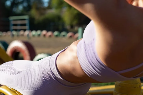 Νεαρή Αθλήτρια Ροζ Χρώμα Στον Πάγκο Κουνάει Τους Κοιλιακούς Μυς — Φωτογραφία Αρχείου
