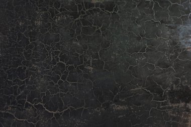 Siyah çatlamış eski boya dokusu soyut vintage arka plan çatlak örümcek ağlarıyla.