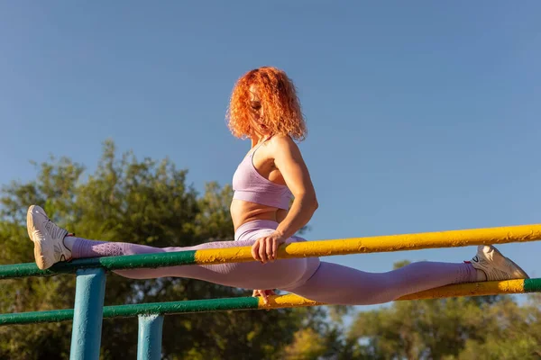 Junge Sportlerin Dehnt Beinmuskeln Bevor Sie Sport Macht Draußen Training — Stockfoto