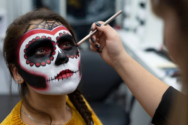 Makeup Artist Paints A Girl S Face With - Zombie Makeup Artist Makeup Artist Paints A Girl S Face With - Zombie Makeup Artist