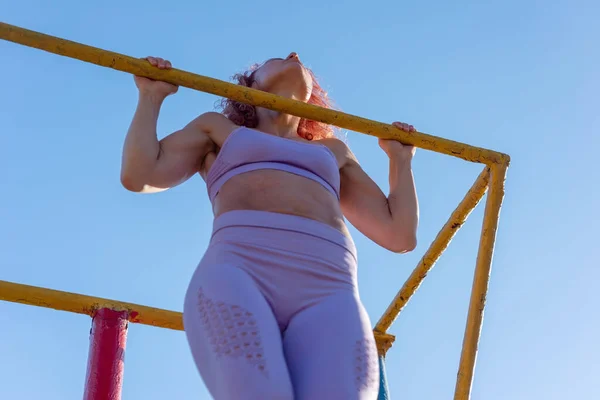 Die Junge Sportlerin Zieht Sich Schwebebalken Hoch Outdoort Warkout Girl — Stockfoto
