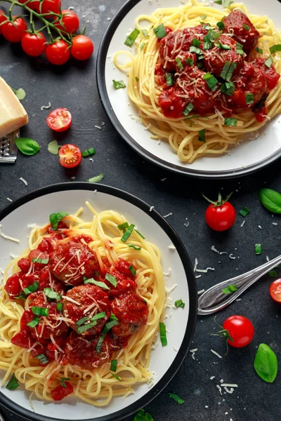 Esparguete macarrão almôndegas com molho de tomate, manjericão, ervas queijo parmesão no fundo escuro — Fotografia de Stock