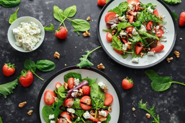 Summer Fruit Strawberry, cevizli ıspanak salatası, peynirli balzamik sirke, lahana. Tabakta. Sağlıklı gıda kavramları