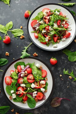 Summer Fruit Strawberry, cevizli ıspanak salatası, peynirli balzamik sirke, lahana. Tabakta. Sağlıklı gıda kavramları