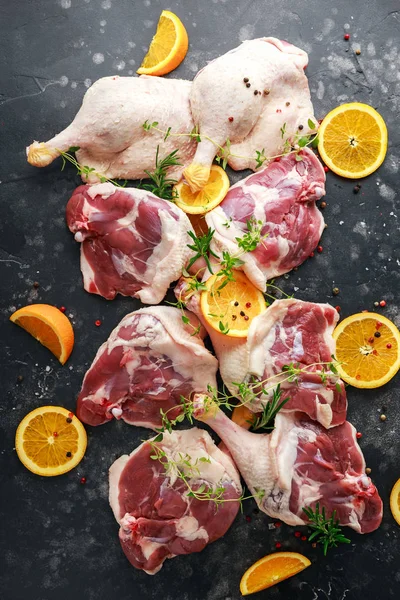 Ücretsiz aralığı ördek bacaklar biber, portakal ve otlar ile terbiyeli.