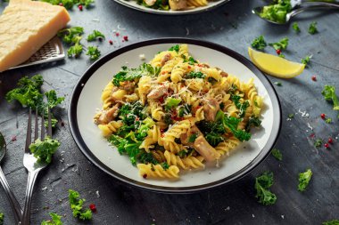 Ev yapımı makarna tavuk, yeşil lahana, sarımsak, limon ve parmesan peynirli düdük. sağlıklı ev gıda