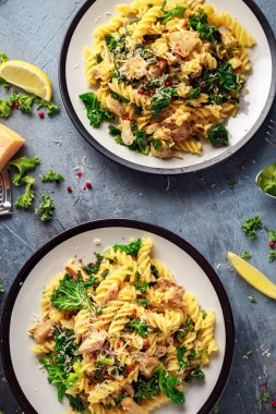 Ev yapımı makarna tavuk, yeşil lahana, sarımsak, limon ve parmesan peynirli düdük. sağlıklı ev gıda