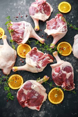 Ücretsiz aralığı ördek bacaklar biber, portakal ve otlar ile terbiyeli.