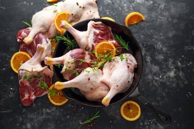 Biber, portakal ve dökme demir tavada otlar ile terbiyeli ücretsiz aralığı ördek bacaklar ile organik patates hizmet.