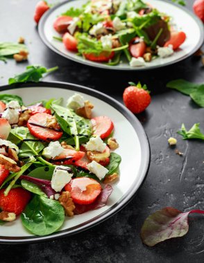 Summer Fruit Strawberry, cevizli ıspanak salatası, peynirli balzamik sirke, lahana. Tabakta. Sağlıklı gıda kavramları
