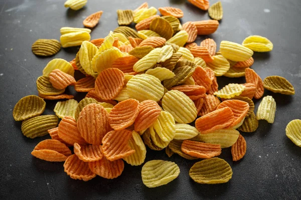 Vegetable healthy crisps, veggie chips made of broccoli, beetroot, tomatoes, spinach and carrots with sea salt — Stock Photo, Image