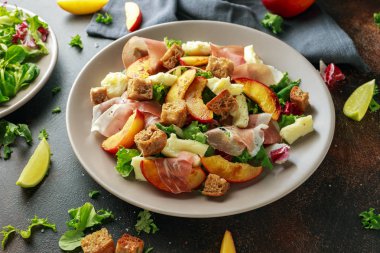 Taze ızgara şeftali salatası yeşil karışımı, peynir, jambon ve kızarmış ekmek parçaları ile