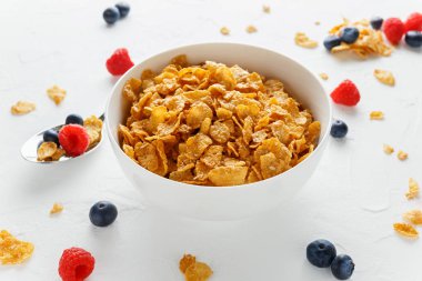 Sabah sağlıklı kahvaltı tatlım Cornflakes ahududu, yaban mersini taze meyve ile