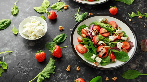 Summer Fruit Strawberry, cevizli ıspanak salatası, peynirli balzamik sirke, lahana. Tabakta. Sağlıklı gıda kavramları