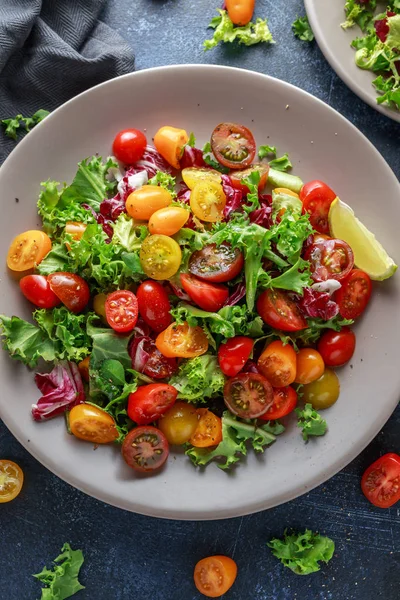 Fresh Cherry Tomato mix salad with lettuce, lemon, lime, black pepper and sea salt. healthy food — Stock Photo, Image