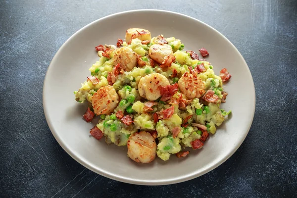 Capesante fritte con purè di patate, piselli verdi e pancetta — Foto Stock