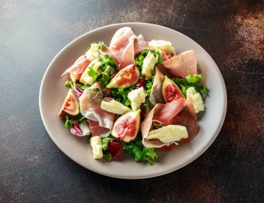 Taze incir salam, yeşil mix ve bir tabak içinde peynir salatası