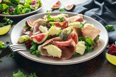 Taze incir salam, yeşil mix ve bir tabak içinde peynir salatası