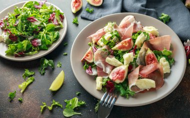 Taze incir salam, yeşil mix ve bir tabak içinde peynir salatası